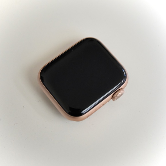 Apple Watch Series 6 40mm (Rose Gold) Bundle - Picture 3 of 6